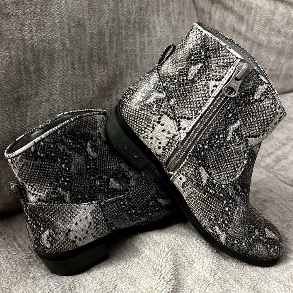 Girls Cat & Jack booties